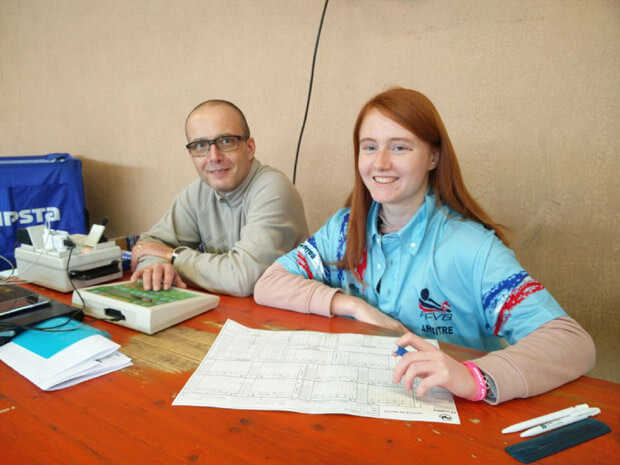 Camille et Manu Four à la table de marque